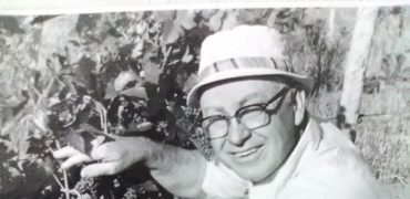 Dr. Cllint McPherson showing off grapes at Sagmor Vineyards